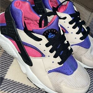 Nike huarache (size youth 6/women’s 7.5)